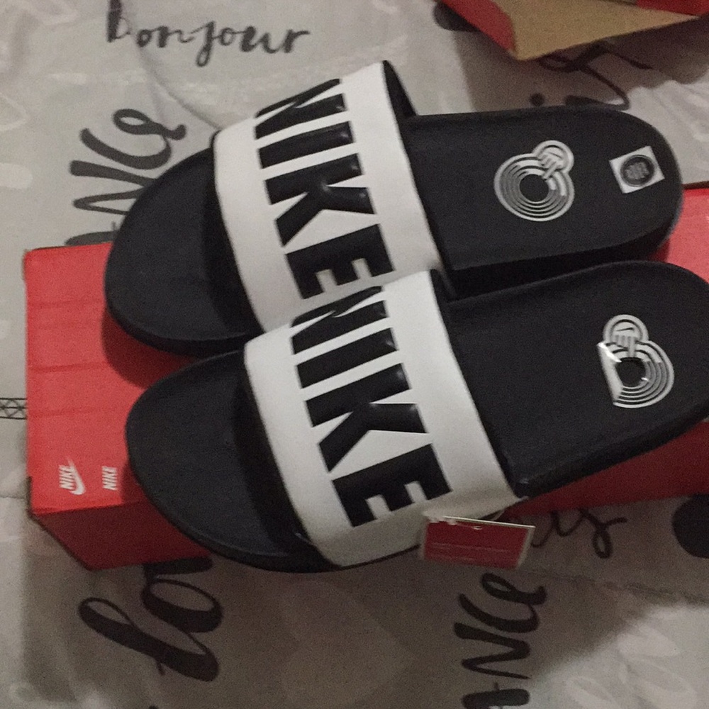 Slides women’s off court